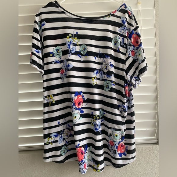 Women’s Plus 2X Boutique Plus from JCP flower short sleeve shirt - Picture 2 of 7